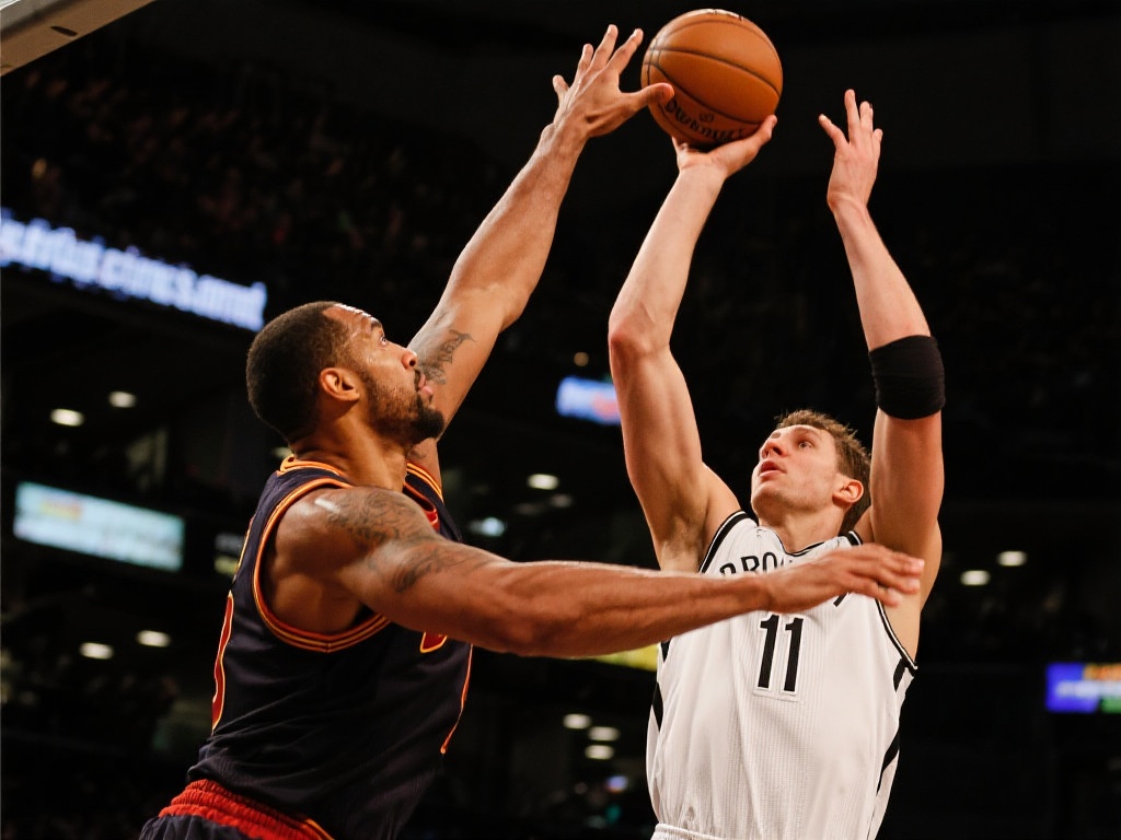 上头了!切特持球强打惨遭布泽利斯三度封盖 从整场比赛来看,布泽利斯的封盖技巧令人印