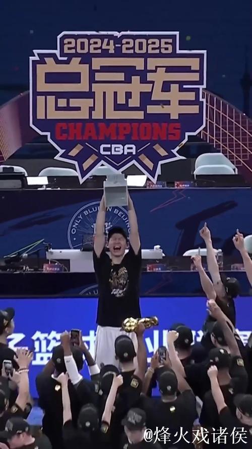 情绪激动!胡金秋见证广厦总冠军旗帜升起,眼角泛起热泪 情绪激动!胡金秋见证广厦总冠军旗帜升起,眼角泛起热泪